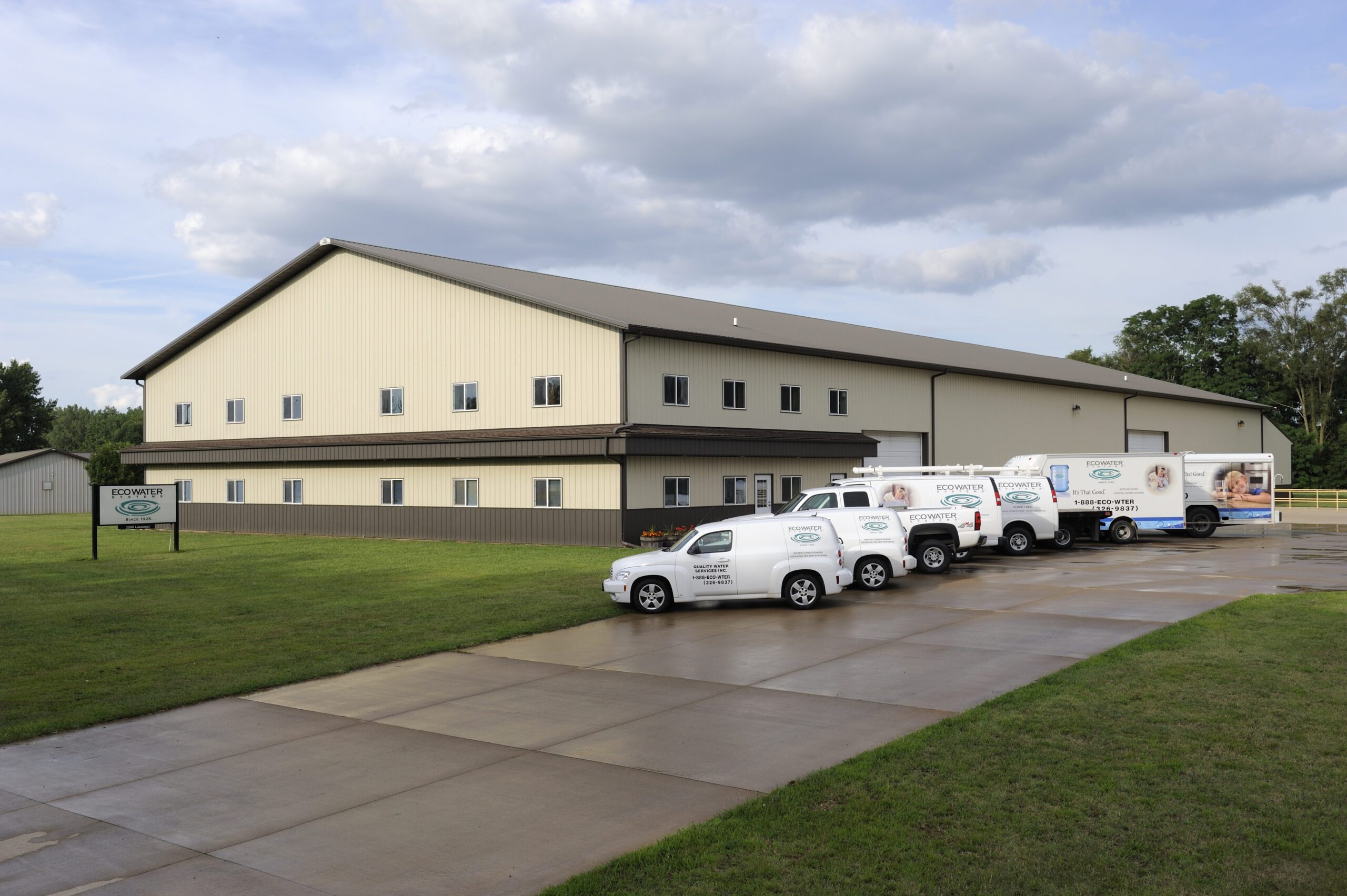 Image of Pekin Location with fleet of trucks outside